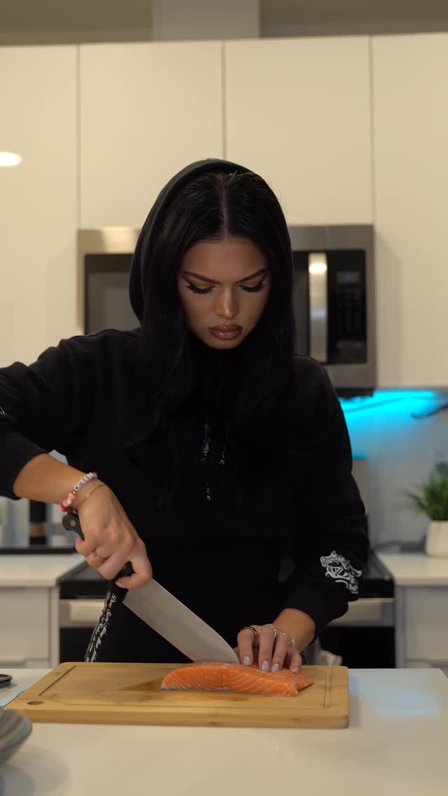 Daria preparing food in a Cal AI creator post